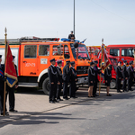grupa strażaków OSP przy wozach streażackich