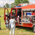 wóz strażacki i dzieci