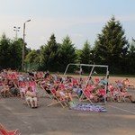 Na boisku szkolnym przy Zespole Szkół w Turośni Kościelnej zgromadziły się całe rodziny..JPG