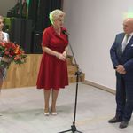 Barbara Oniśko i Ewa Chrabołowska - dyrektorzy placówek oświatowych składają podziękowania Grzegorzowi Jakuciowi -wójtowi gminy.