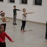 Pokaz taneczny najmłodszych uczestników zajęć.