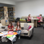 Kreatywne Soboty w Bibliotece, 14 maja. Uczestniczki wykonują zakładki do książek.